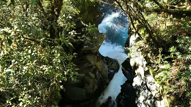 新西兰峡湾小溪峡谷视频素材