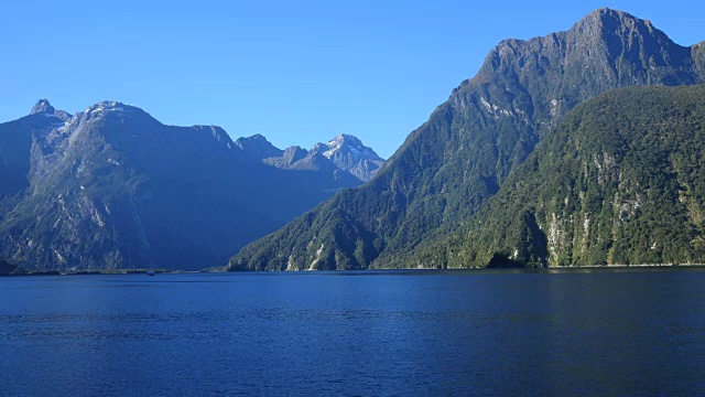 上面是新西兰的米尔福德海峡山脉视频素材