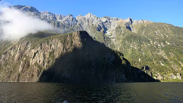 新西兰米尔福德湾通过陡峭的悬崖视频素材