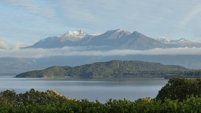 新西兰马纳波里湖的晨景山视频素材