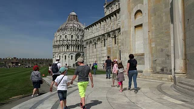 Campo dei Miracoli 与洗礼堂和圣玛丽亚阿松塔大教堂，比萨，托斯卡纳视频素材