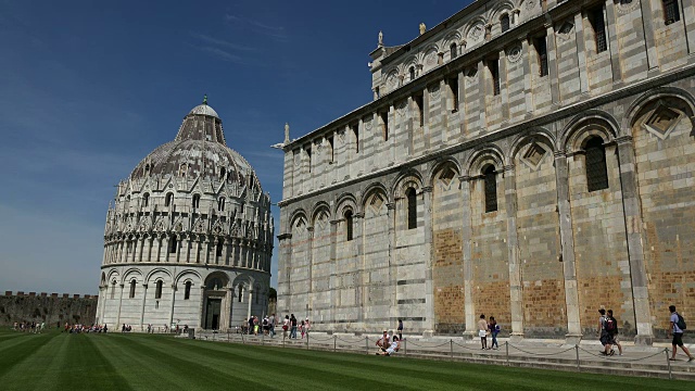 Campo dei Miracoli 与洗礼堂和圣玛丽亚阿松塔大教堂，比萨，托斯卡纳视频素材