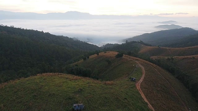 飞过迷雾山。视频素材