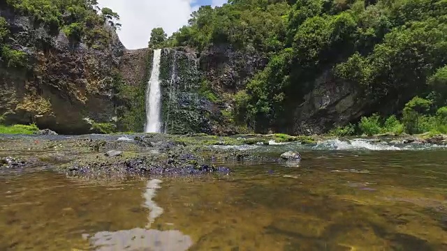 胡纳瀑布的倒影。视频素材