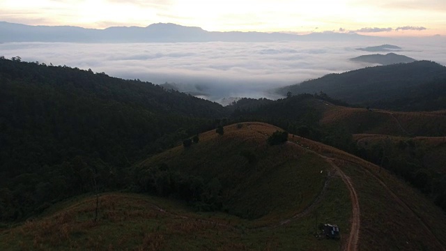 飞过迷雾山。视频素材