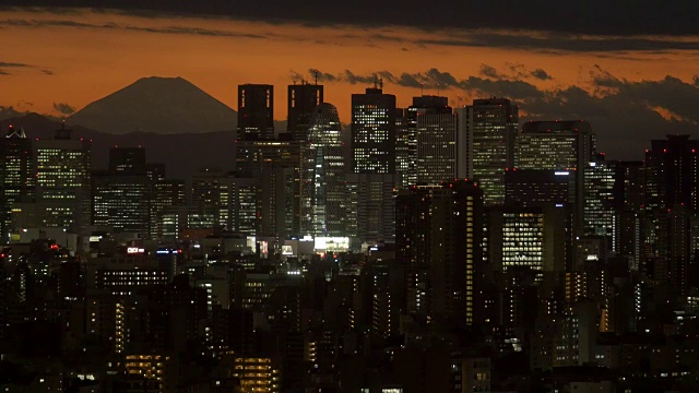 黄昏时分的新宿大厦和富士山视频素材