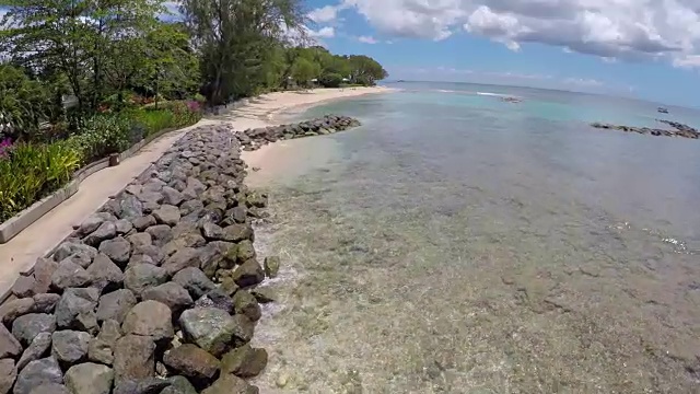 沿着海滩的岩石/巴巴多斯，加勒比视频素材