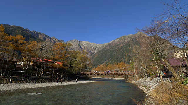 秋天的卡帕桥和荷达卡山视频素材