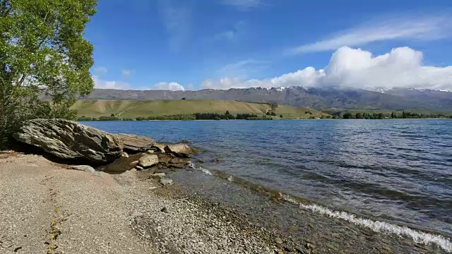 新西兰的邓斯坦湖有冰碛和波浪视频素材