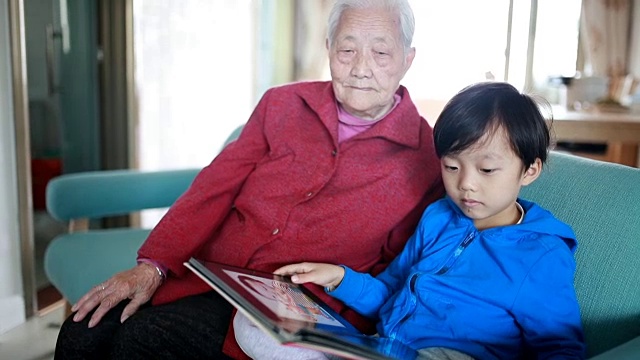 祝奶奶和孙子快乐视频下载