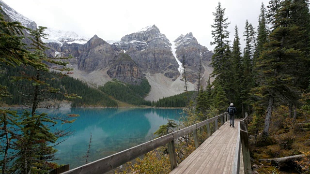 在山湖，路易斯湖，阿尔伯塔，加拿大的高加索徒步旅行者视频素材