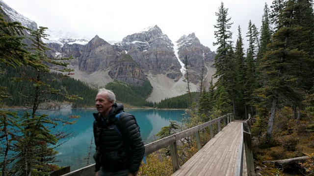 在山湖，路易斯湖，阿尔伯塔，加拿大的高加索徒步旅行者视频素材