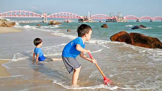 孩子们在海滩上玩耍视频素材