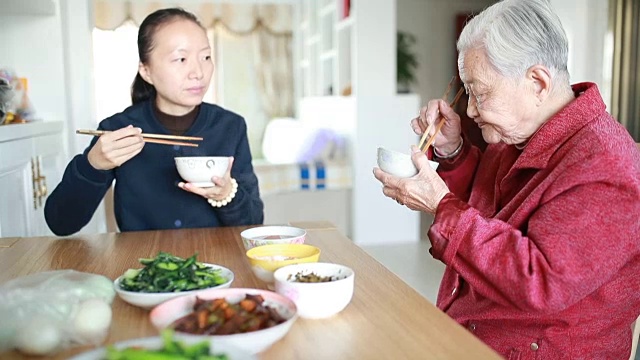 我奶奶吃午饭的时候视频素材