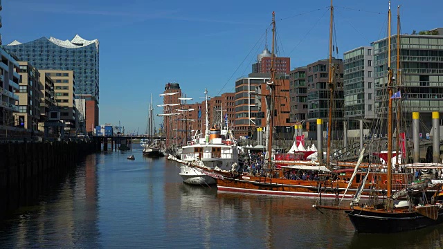 Sandtorhafen与Elbphilharmonie (Elbphilharmonie)在海港城区，汉堡视频素材