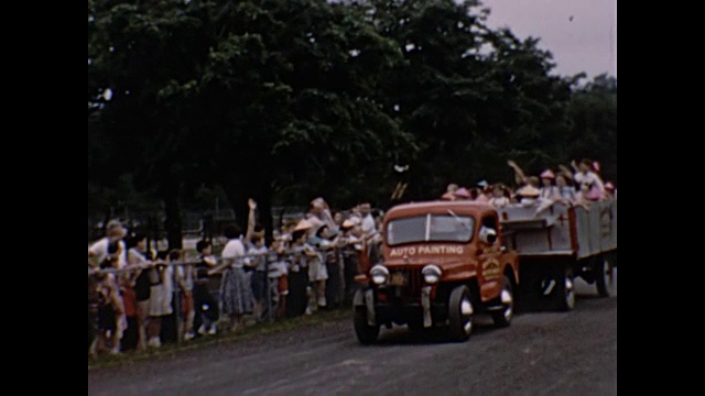 1954年家庭电影——孩子们在干草车上视频素材