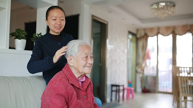 照顾老年妇女梳头视频下载