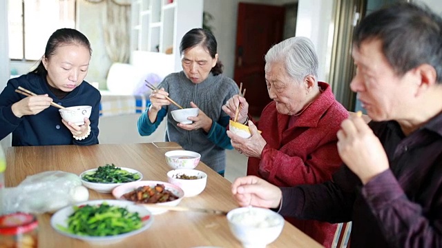 全家人在一起吃午饭。视频下载