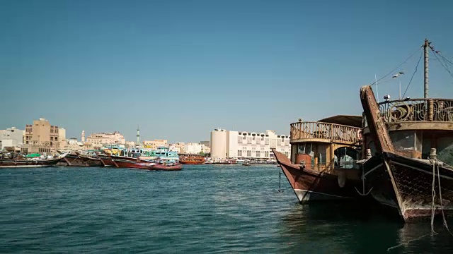 时间流逝迪拜河建筑和交通视频素材