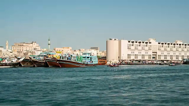 时间流逝迪拜河建筑和交通视频素材