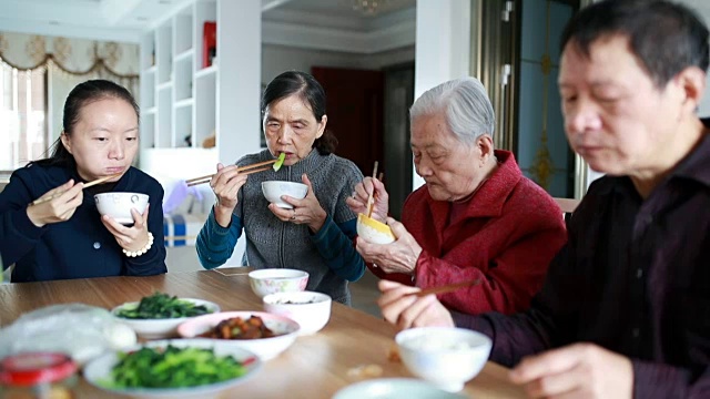 全家人在一起吃午饭。视频下载