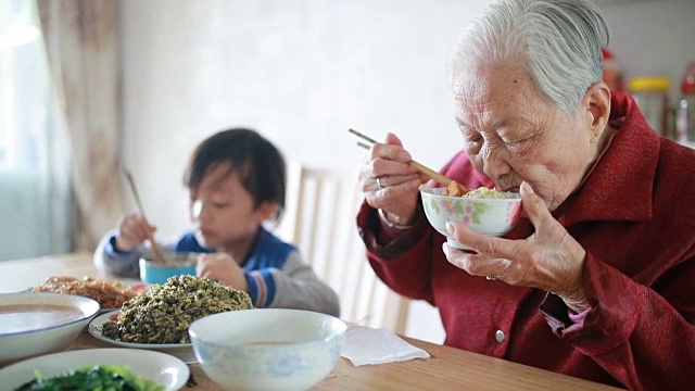 我奶奶吃午饭的时候视频素材