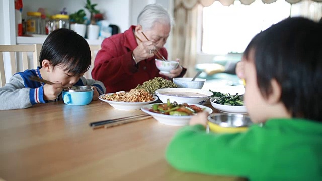 我奶奶吃午饭的时候视频下载