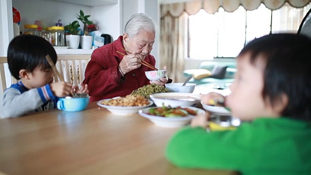 我奶奶吃午饭的时候视频下载