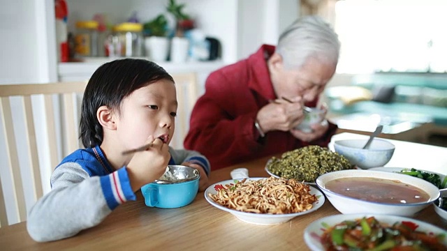 我奶奶吃午饭的时候视频下载