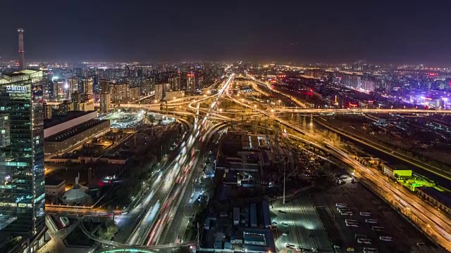 T/L WS HA PAN城市交通道路交叉口(四惠桥)在北京的夜晚视频素材