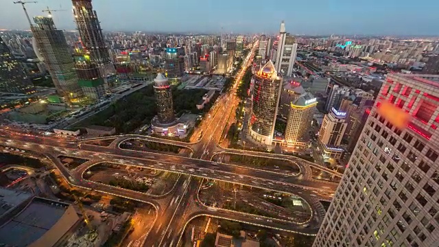 T/L WS HA ZI鸟瞰图北京天际线和道路交汇处，黄昏到夜晚的过渡视频素材