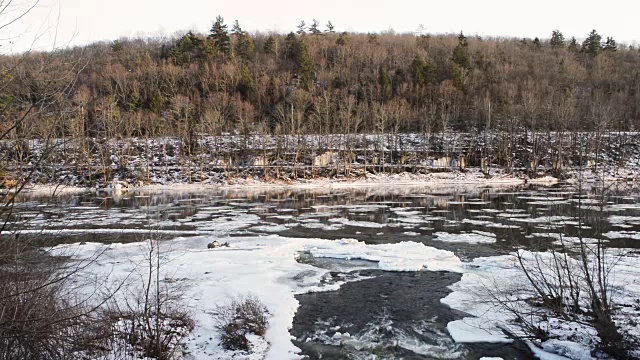 纽约卡茨基尔山德拉瓦河冬冰流水视频素材