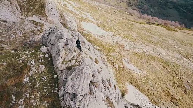 女人翻山越岭拍航拍照片视频素材