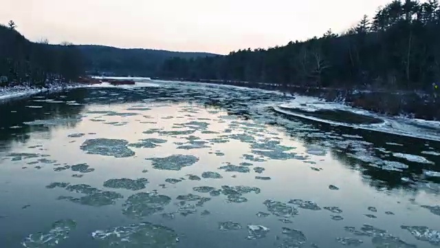 纽约卡茨基尔山德拉瓦河冬冰流水视频素材