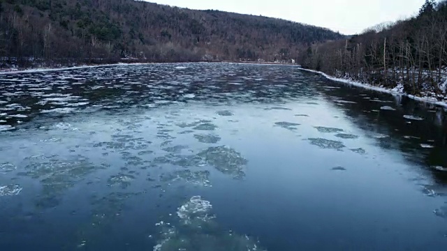 纽约卡茨基尔山德拉瓦河冬冰流水视频素材