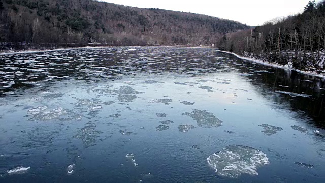 纽约卡茨基尔山德拉瓦河冬冰流水视频素材