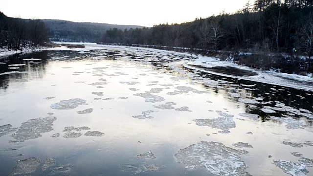 纽约卡茨基尔山德拉瓦河冬冰流水视频素材