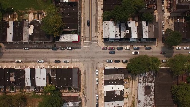 汽车在城市十字路口行驶，巴尔的摩，马里兰州，美国视频素材