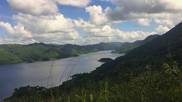 古巴哈纳巴尼拉湖或大坝的生态旅游。美丽的蓝色和绿色的古巴自然在白天视频素材