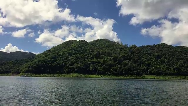 古巴哈纳巴尼拉湖或大坝的生态旅游。美丽的蓝色和绿色的古巴自然在白天视频素材