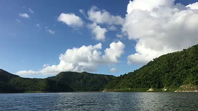 古巴哈纳巴尼拉湖或大坝的生态旅游。美丽的蓝色和绿色的古巴自然在白天视频素材