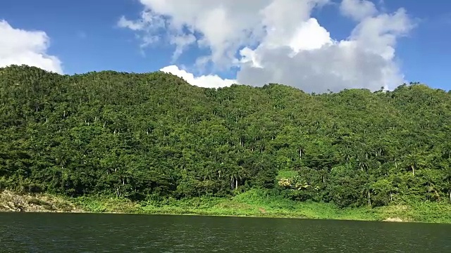 古巴哈纳巴尼拉湖或大坝的生态旅游。美丽的蓝色和绿色的古巴自然在白天视频素材