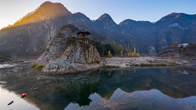 卧流峰山顶观景台及河景(著名旅游景点)视频素材