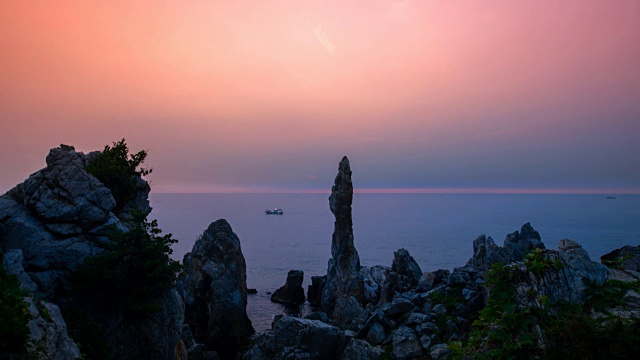 日出时的Chuam Chotdaebawi(以烛台形状的岩石和旅游胜地而闻名)视频素材