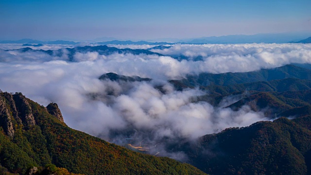 古邦三山(著名旅游目的地)云雾飘动观视频素材