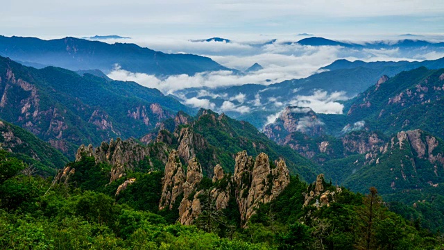 白鹤山国家山公园(联合国教科文组织世界遗产，是韩国最重要的山之一)的公尼奥尼奥山岭。视频素材