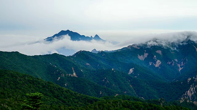 奉宗庵(联合国教科文组织世界遗产，是韩国最重要的山之一)附近的Seoraksan山视频素材