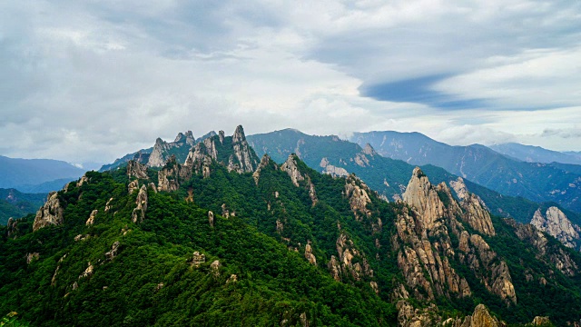 奉宗庵(联合国教科文组织世界遗产，是韩国最重要的山之一)附近的Seoraksan山视频素材