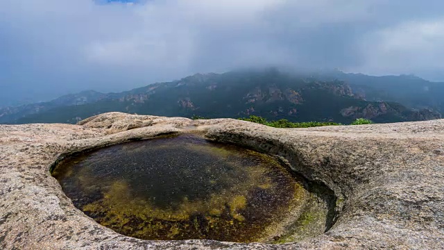 天望峰云海流景(赤旗三山第二高峰，以日出观测点而闻名)视频素材