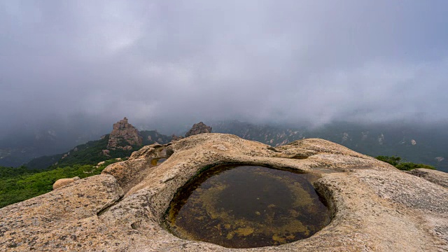 天望峰云海流景(赤旗三山第二高峰，以日出观测点而闻名)视频素材